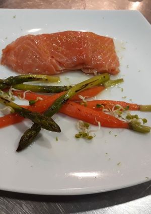 Una foto de Salmón (cocinado al vacío) con aroma de cítricos y verduras al vapor