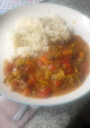 Una foto de Fricandó con fredolics acompañado de arroz