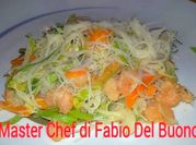 Una foto di pasta e gamberetti
