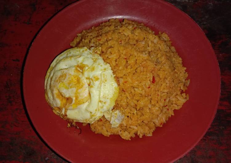 Nasi goreng mata sapi