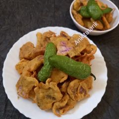 A picture of Yam pakoda (pooree).