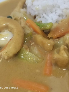 Una foto de Pollo con pasta de curry amarillo