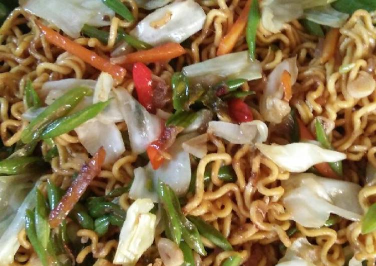 Resep Mie goreng pedas rasa Sayur sop yang Lezat