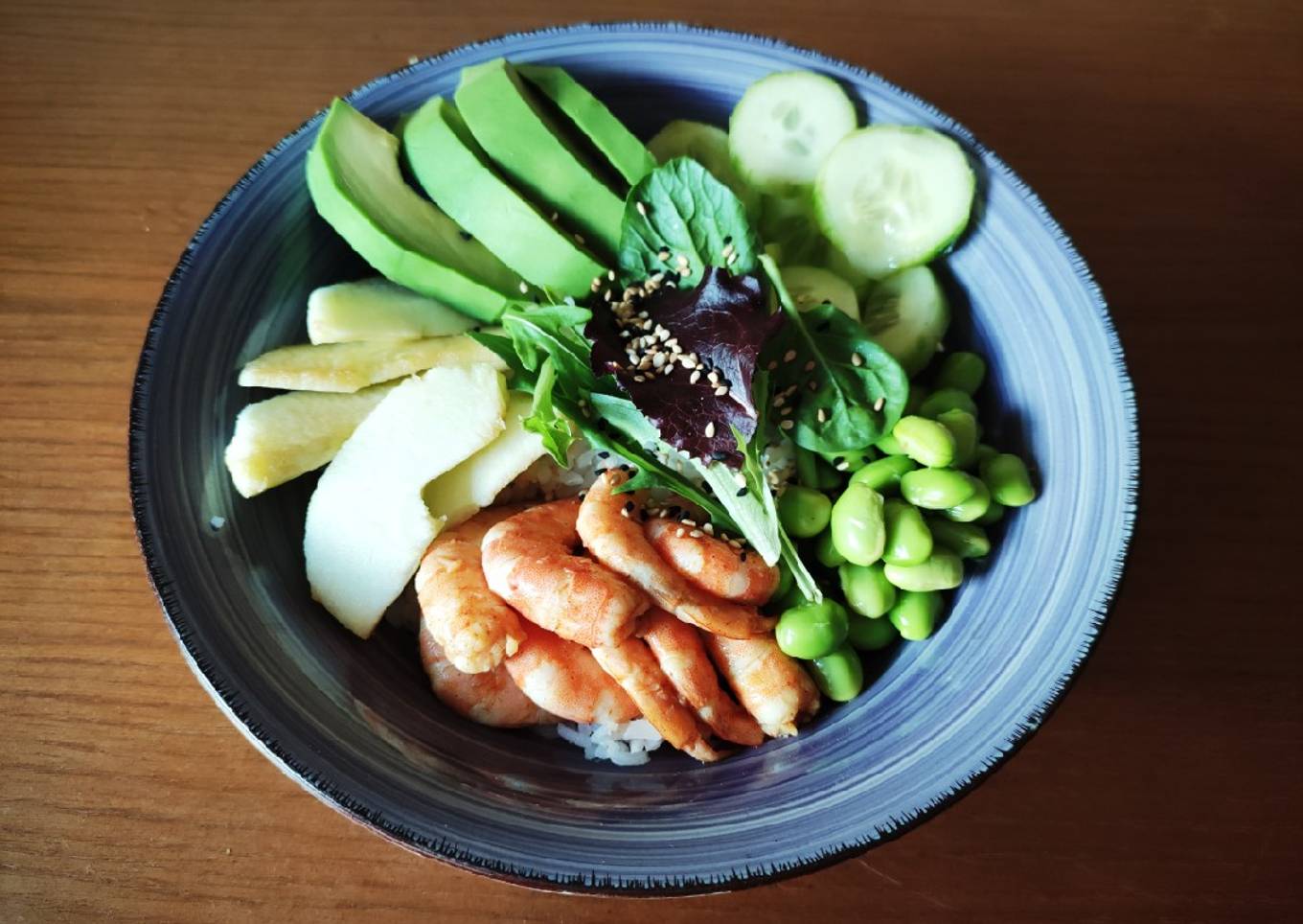 Poke bowl de arroz con edamame, langostinos y aguacate