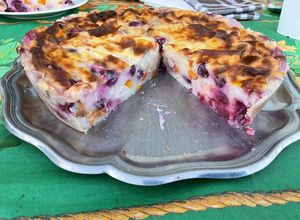 Une photo de Flan sans pâte aux groseilles noires et abricots