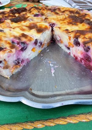 Une photo de Flan sans pâte aux groseilles noires et abricots