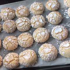 Una foto de Galletas marroquíes ghribas de coco Almendras y cacahuete