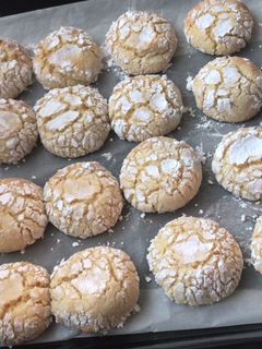 Una foto de Galletas marroquíes ghribas de coco Almendras y cacahuete