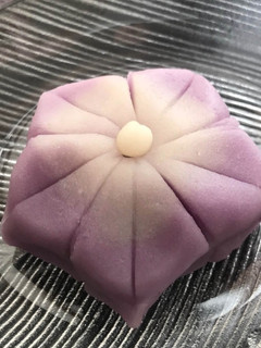 A picture of Nerikiri Wagashi "桔梗 (balloon flower)".