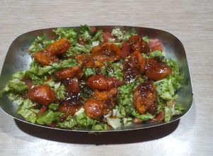 Una foto de Ensalada de albaricoques, queso y lechuga