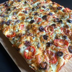 A picture of Focaccia Puttanesca.
