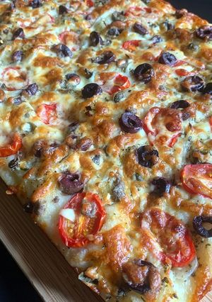 A picture of Focaccia Puttanesca.