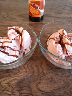 Una foto de Helado de yogur de frutos del bosque con heladera