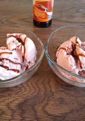 Una foto de Helado de yogur de frutos del bosque con heladera
