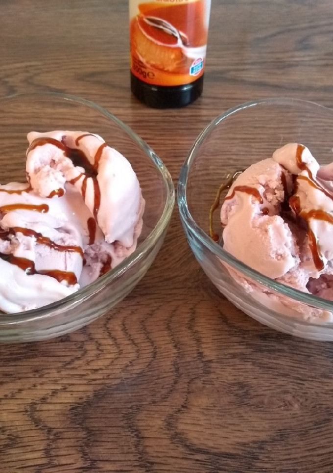 Una foto de Helado de yogur de frutos del bosque con heladera