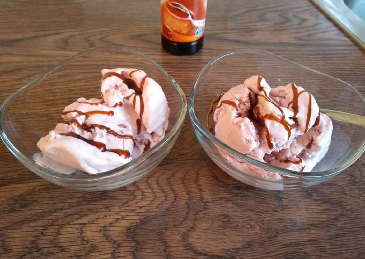 Helado de yogur de frutos del bosque con heladera