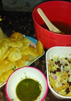 A picture of Gol Gappy with aloo Chana chat and khata and green chutney.