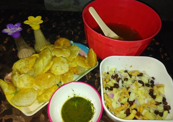 Gol Gappy with aloo Chana chat and khata and green chutney