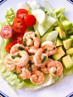 Hình của món Salad Tôm Xào Tỏi Rau Quả Sốt Mù Tạt.