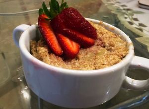 Una foto de Torta en taza light de banana en microondas. Deliciosa no te la podes perder!