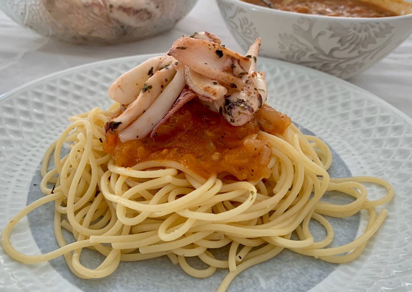 Pasta con calamares y salsa picante