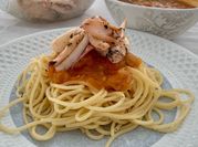 Una foto de pasta con calamar