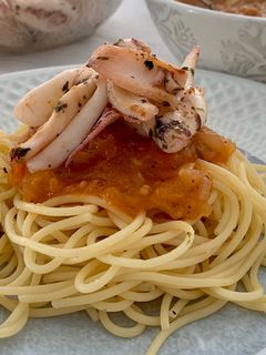 Una foto de Pasta con calamares y salsa picante