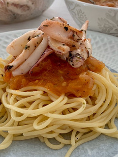 Una foto de Pasta con calamares y salsa picante