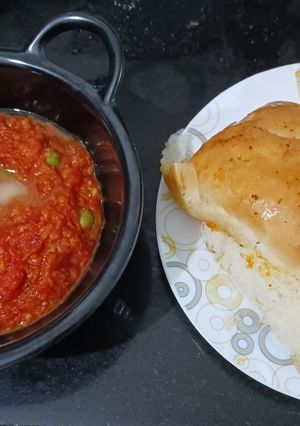 A picture of PAAV-BHAJI (Mumbai Style).