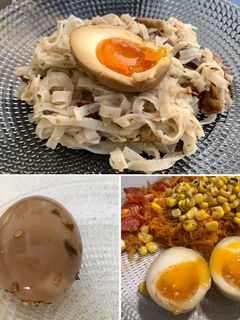 Una foto de Huevos marinados en soja y sésamo