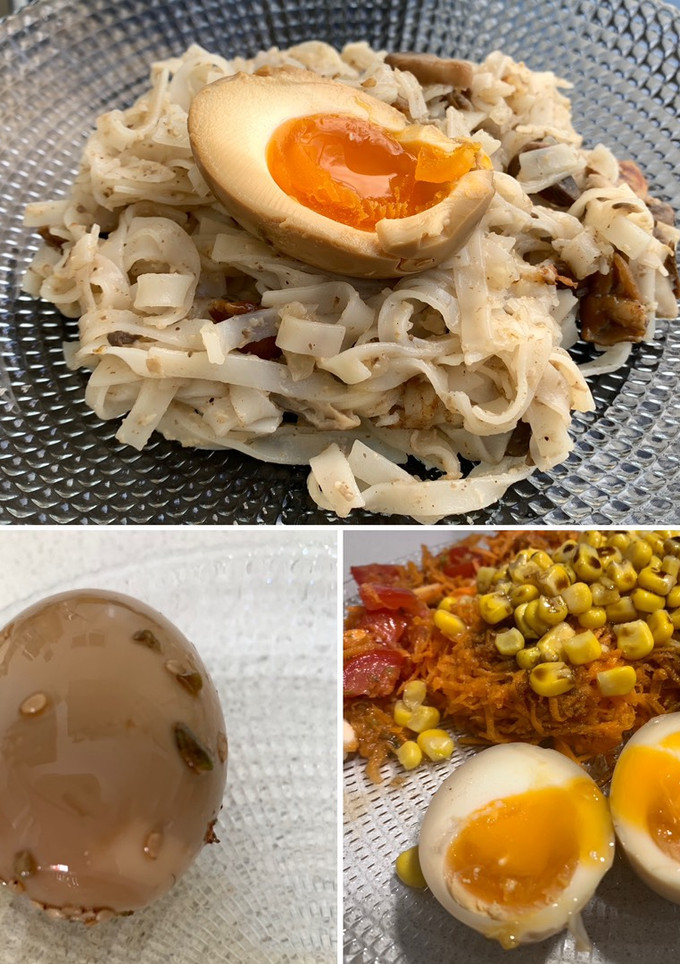 Una foto de Huevos marinados en soja y sésamo