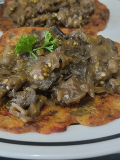 Una foto de Salteado de berenjenas y cebolla🍆🧄🌰