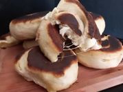 Una foto de pan con hierbas