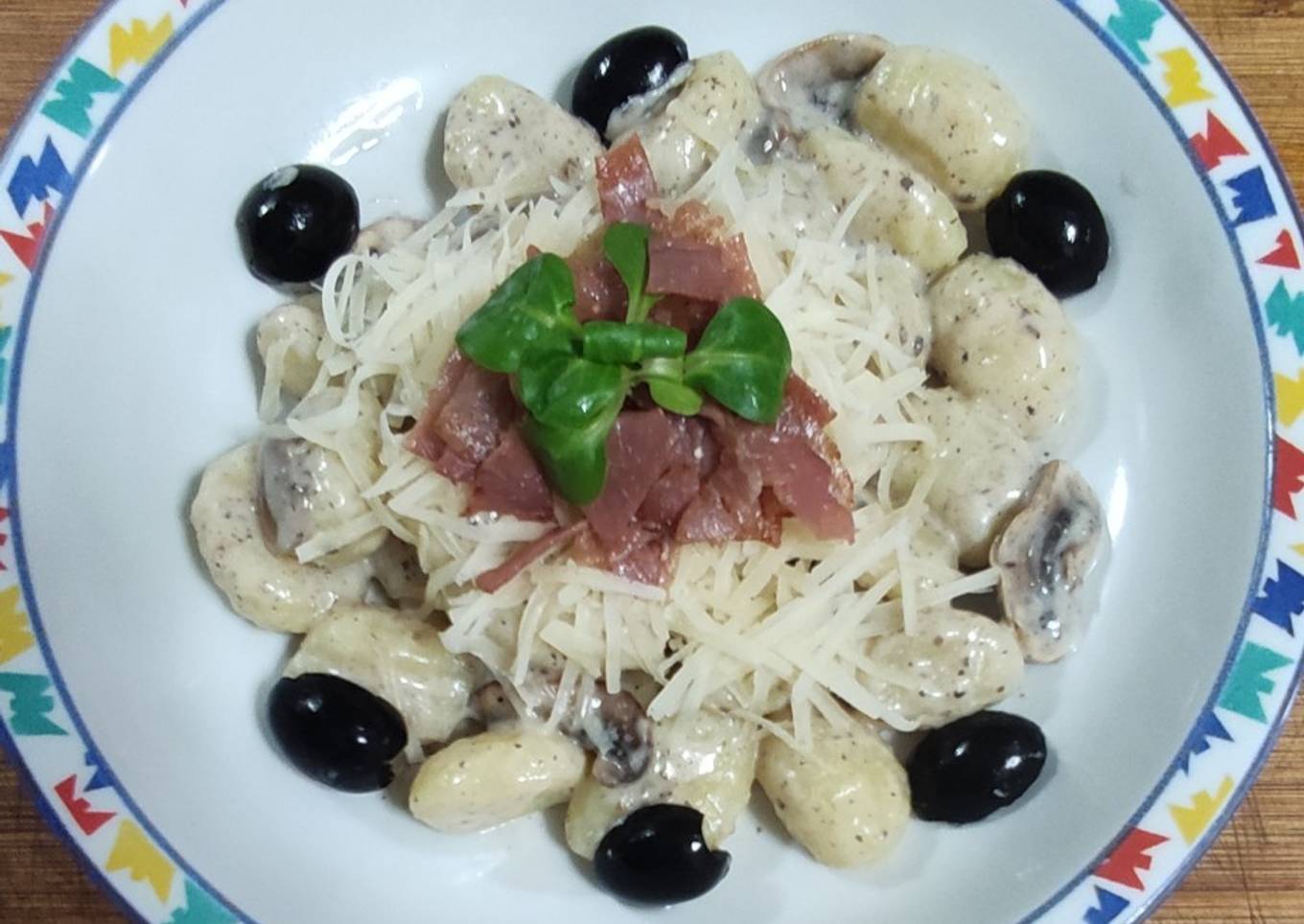 Gnocchi 🥔, champiñones 🍄, salsa de trufa y crujiente jamón