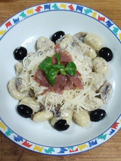 Una foto de Gnocchi 🥔, champiñones 🍄, salsa de trufa y crujiente jamón