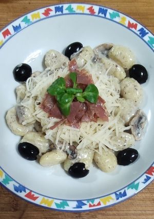 Foto principal de Gnocchi 🥔, champiñones 🍄, salsa de trufa y crujiente jamón