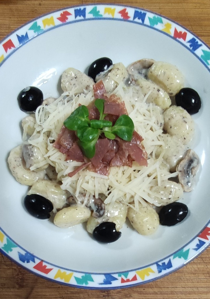 Una foto de Gnocchi 🥔, champiñones 🍄, salsa de trufa y crujiente jamón