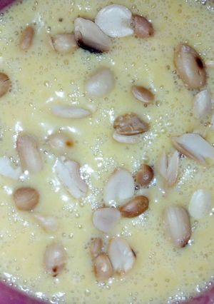 A picture of Mangban(mango+banana) with peanut.