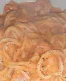 Espagueti con salchicha en salsa de jitomate