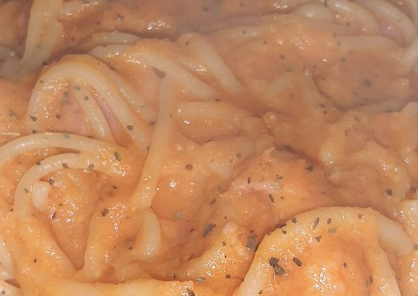 Espagueti con salchicha en salsa de jitomate