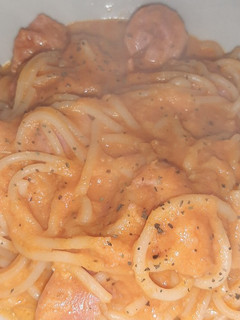 Una foto de Espagueti con salchicha en salsa de jitomate