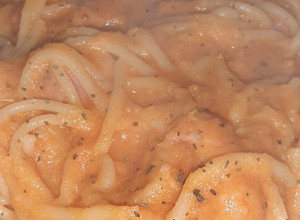 Una foto de Espagueti con salchicha en salsa de jitomate
