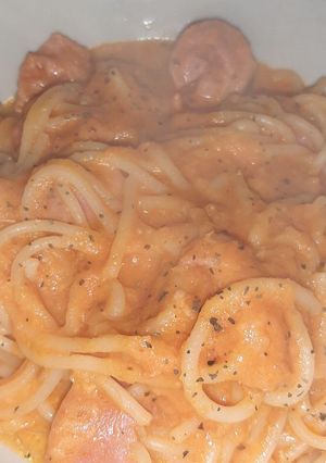 Una foto de Espagueti con salchicha en salsa de jitomate