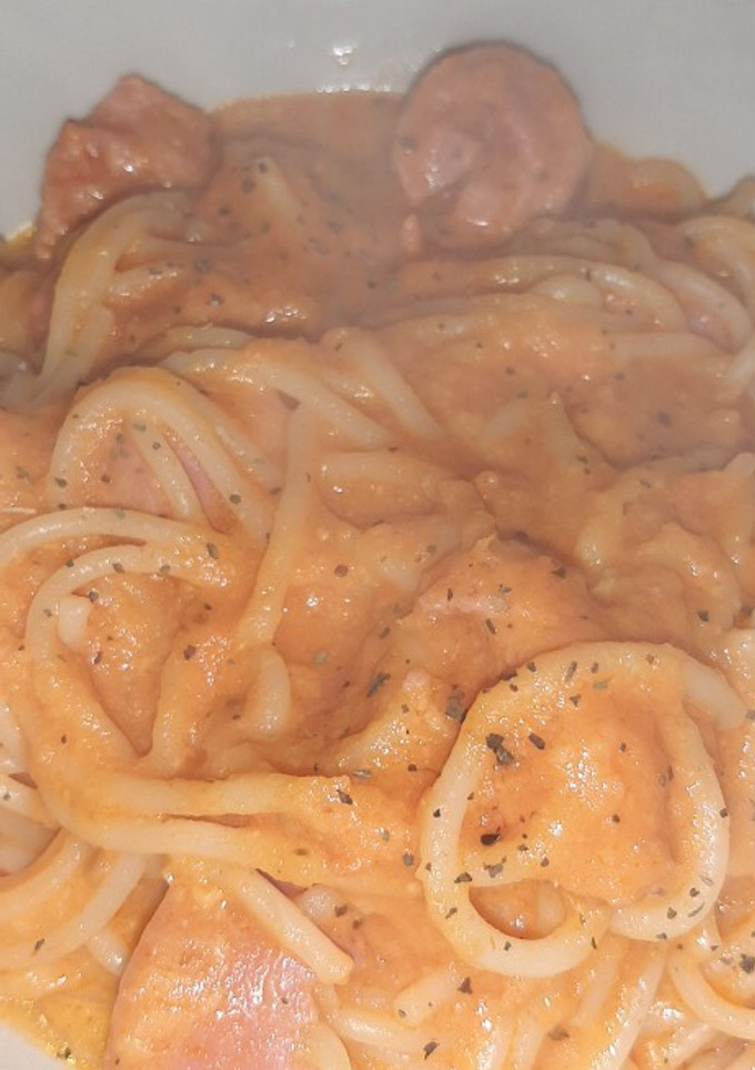 Una foto de Espagueti con salchicha en salsa de jitomate