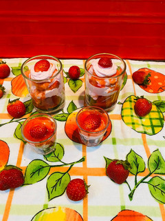स्ट्रॉबेरी मूस (Strawberry mousse recipe in Hindi) रेसिपी मुख्य फोटो