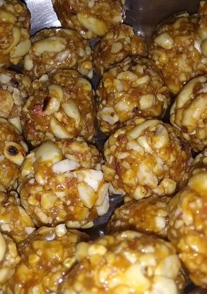 શીંગદાણા ની ચીકી/લાડુ રેસીપી મુખ્ય ફોટો