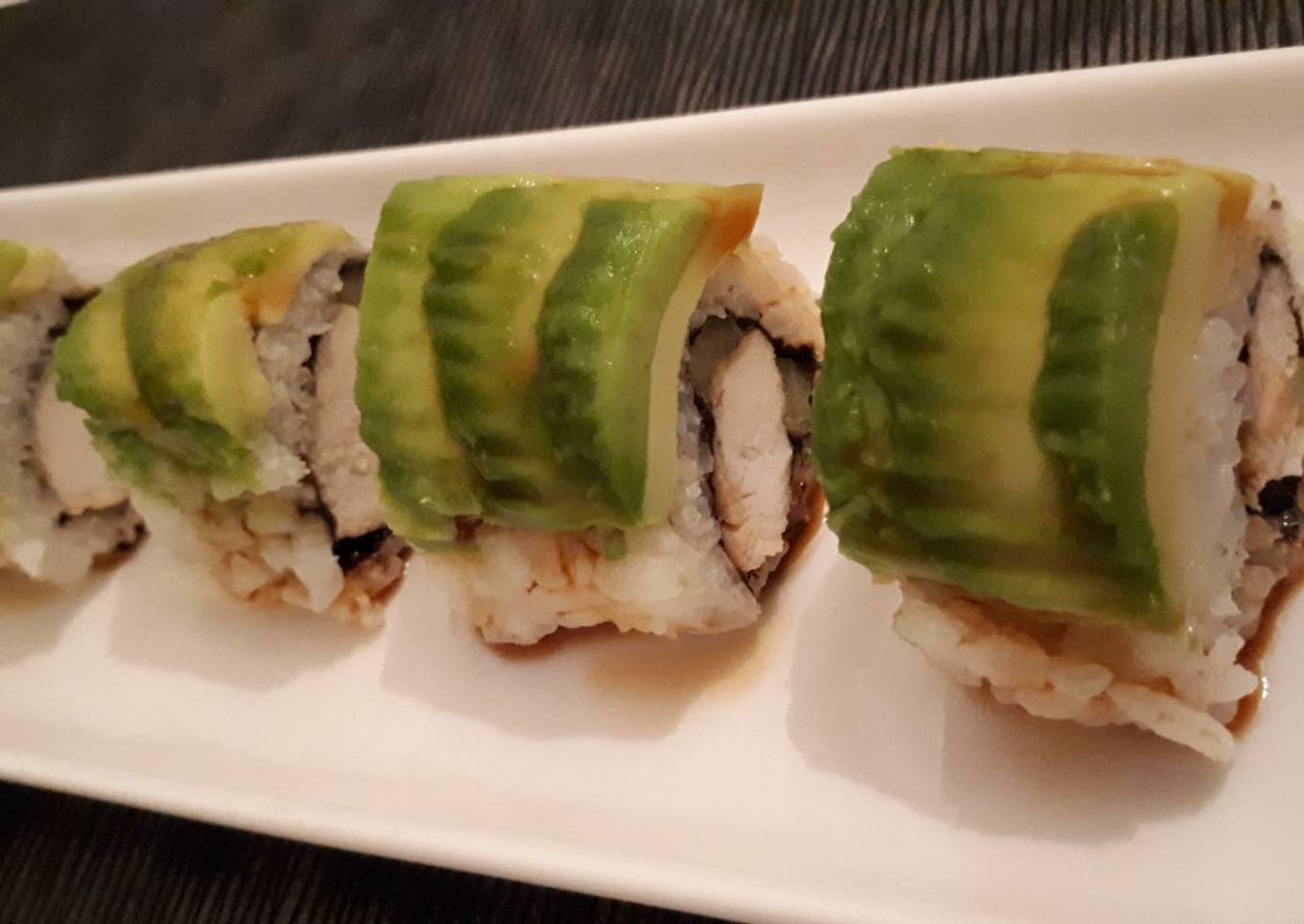 Sushi uramaki de pollo teriyaki