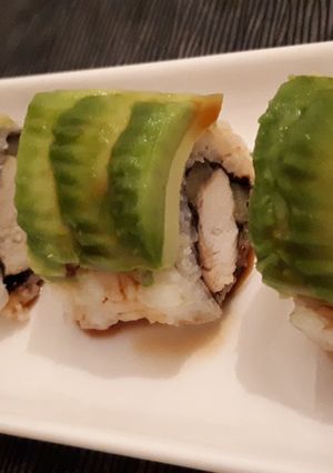 Una foto de Sushi uramaki de pollo teriyaki