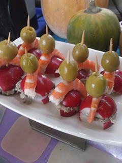 Una foto de Banderilla de rábano con foie gras y gambas