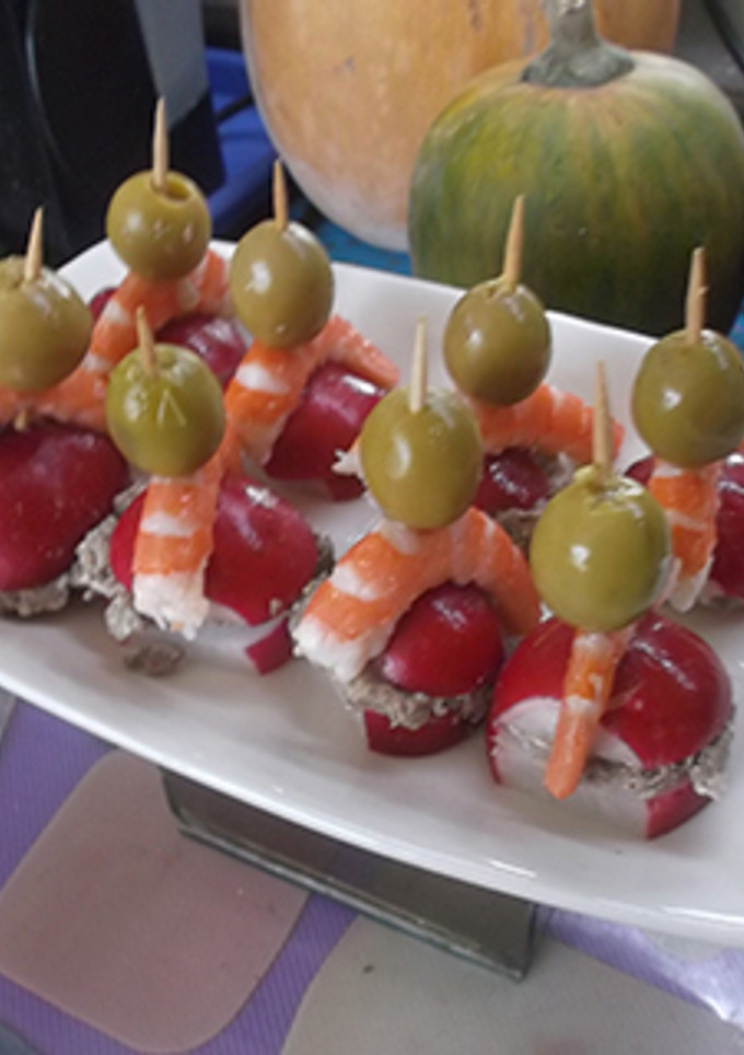 Una foto de Banderilla de rábano con foie gras y gambas